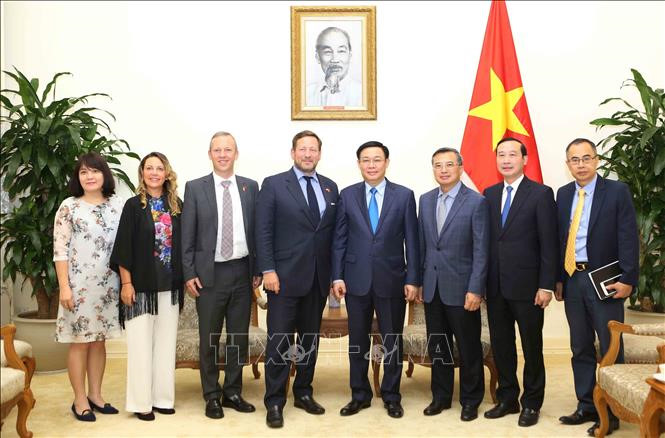 越南政府副总理王庭惠会见英国首相贸易特使艾德•维济