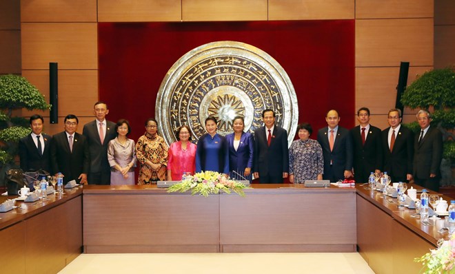 国会主席阮氏金银会见出席第三届东盟妇女工作部长会议的各国代表团团长