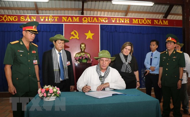 古巴国务委员会主席兼部长会议主席迪亚斯-卡内尔圆满结束对越南进行的正式友好访问