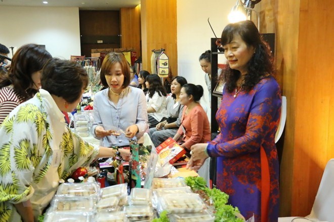 东盟妇女协会慈善义卖会暖心举行