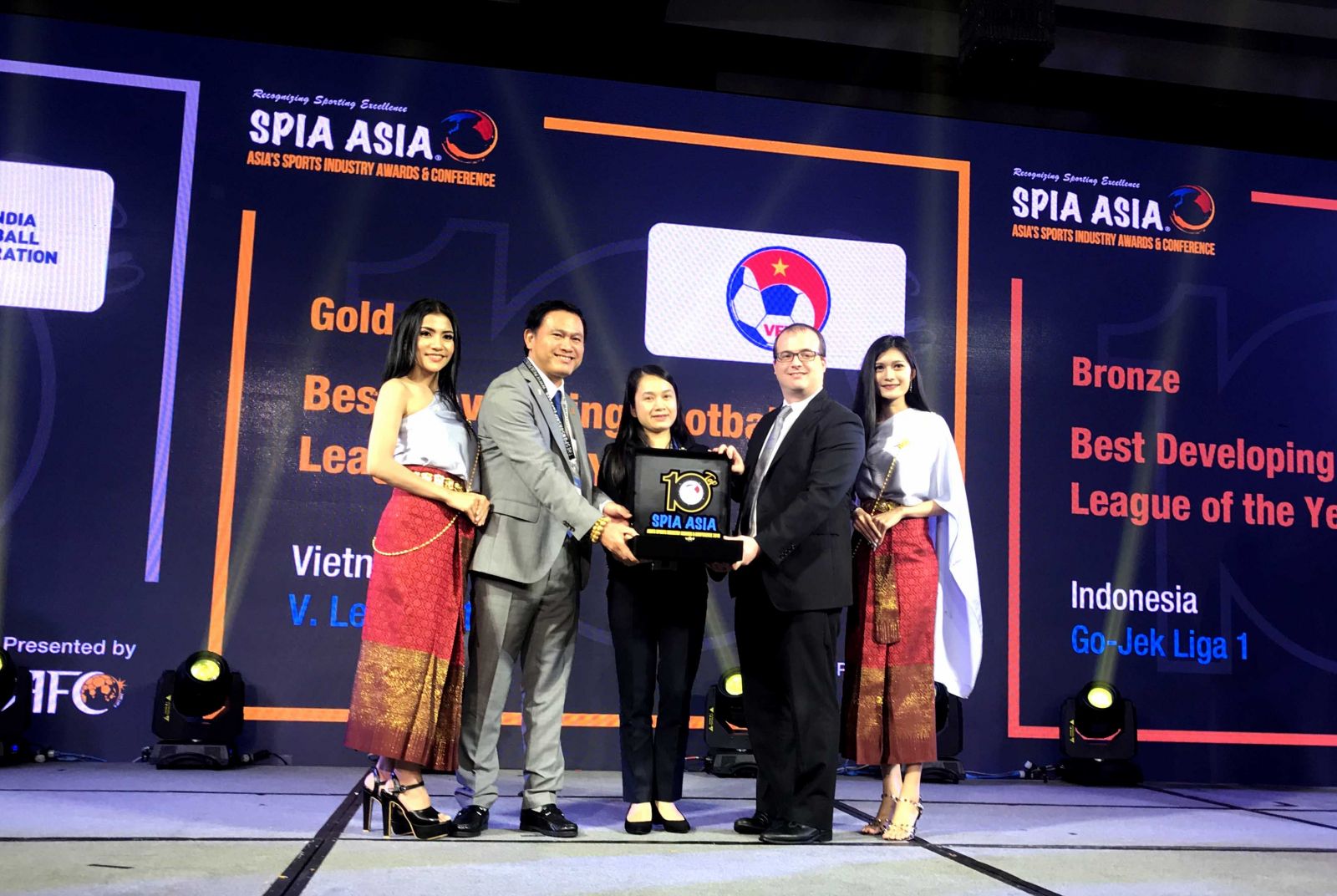 越南足球甲级联赛荣获“2018年最佳足球联赛”奖