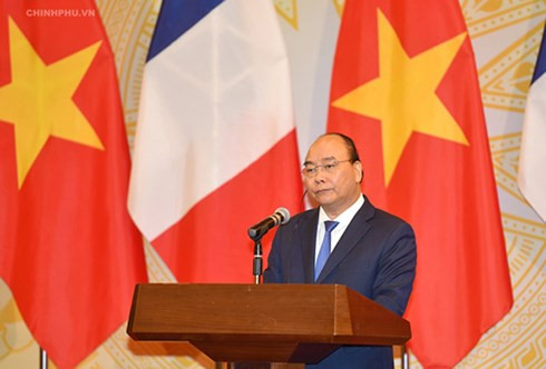 越法签署17个领域的合作文件
