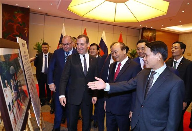 俄罗斯总理梅德韦杰夫参观越俄关系图片展