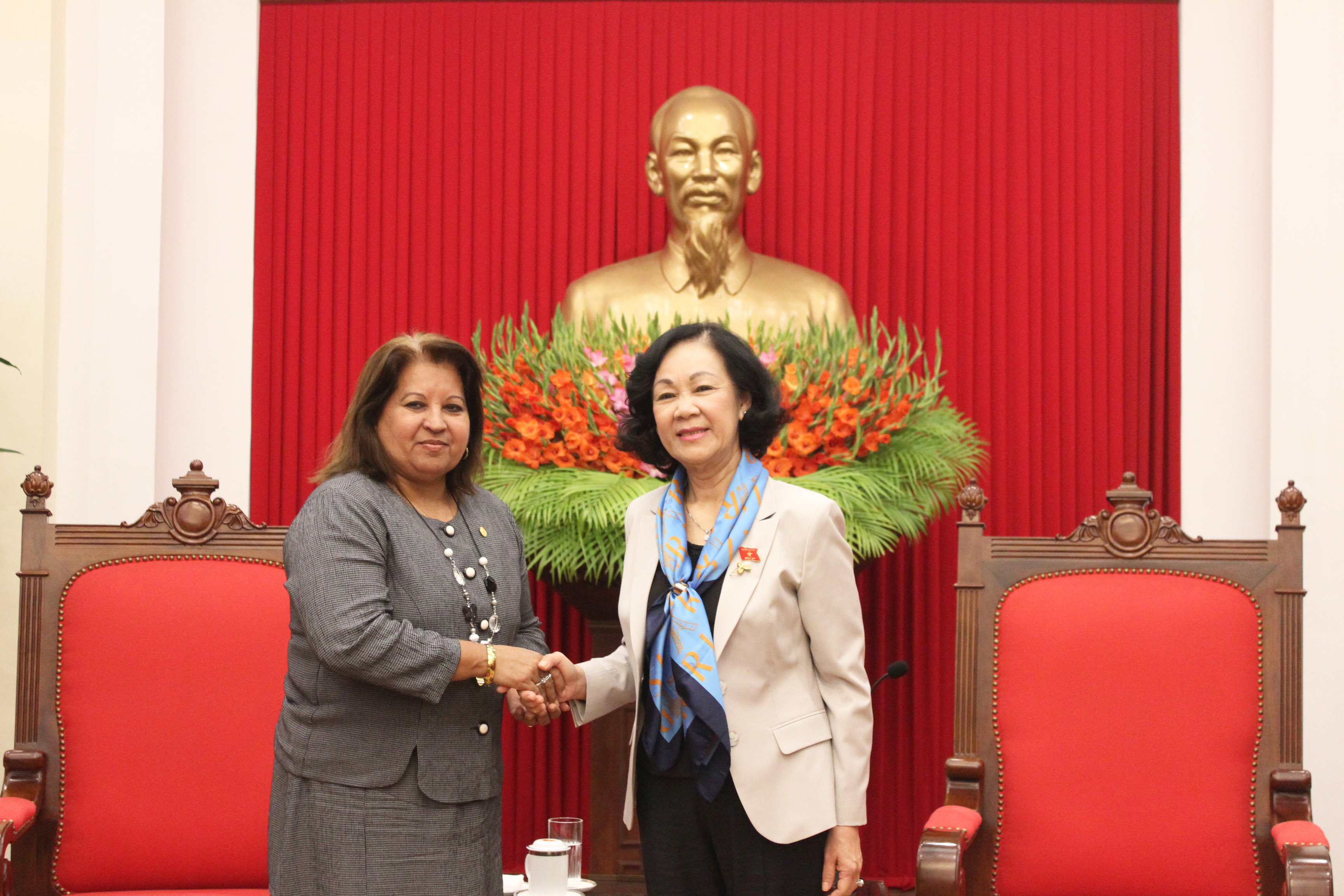 越古两国友好合作关系是两党、两国的无价之宝