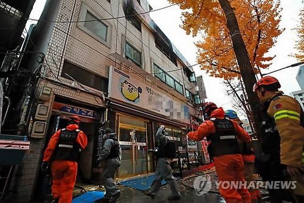 越南驻韩国大使馆代表看望慰问在韩国公司爆炸事故中受伤的两名越南工人
