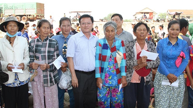 看望慰问旅居柬埔寨磅清扬省越桥贫困者