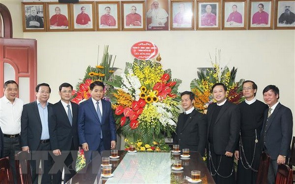 河内市及平阳省领导看望慰问天主教神职人员并致以圣诞祝福