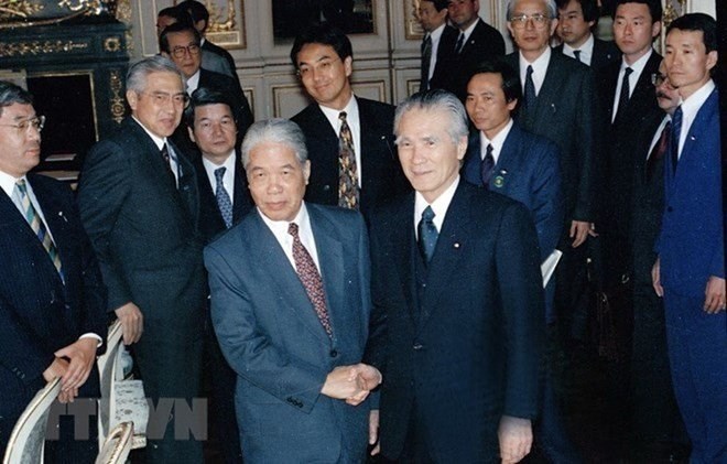 日本向已故越共中央总书记杜梅追授“旭日勋章”