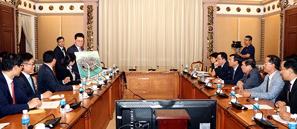 胡志明市与韩国乐天集团展开基建合作