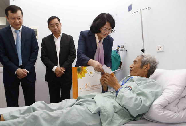 越南国家副主席邓氏玉盛向贫困肿瘤病人赠送年礼