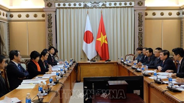 越南胡志明市人民委员会主席阮诚峰会见日本外务副大臣阿部俊子