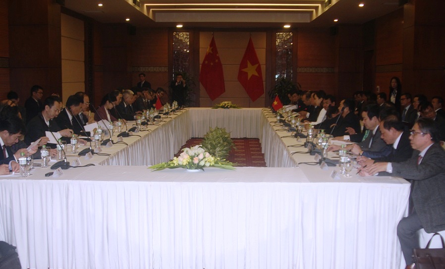 越中政府级边界谈判代表团全体会议在老街举行