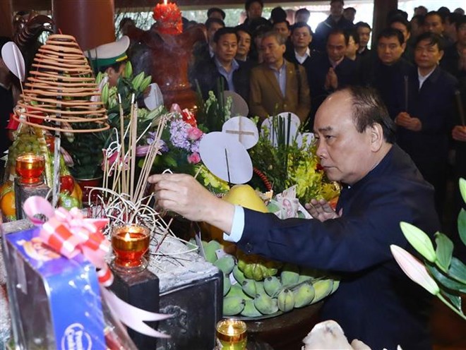 政府总理阮春福敬香缅怀胡志明主席