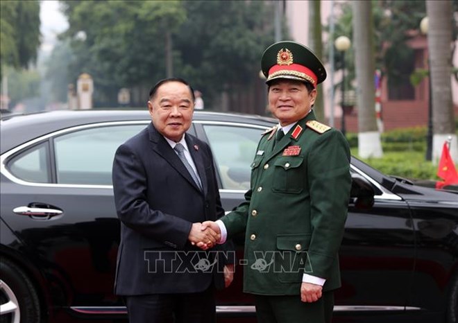 泰国副总理兼国防部部长巴维•翁素万对越南进行正式访问