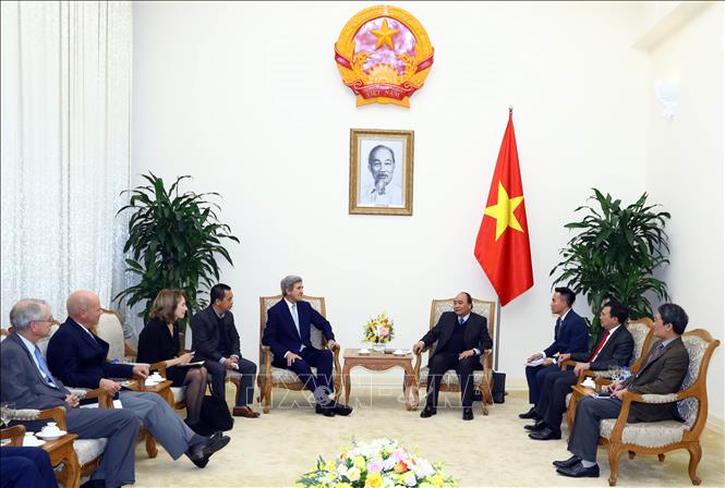 越南政府总理阮春福会见美国前国务卿约翰•克里