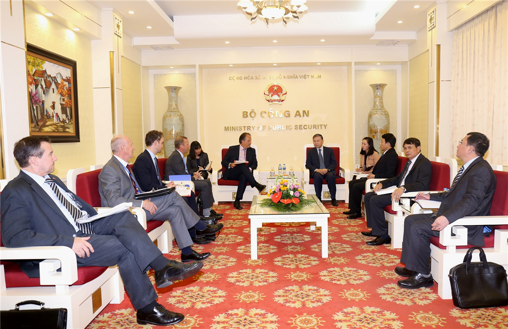 越南公安部部长苏林会见英国外交部亚太事务国务大臣
