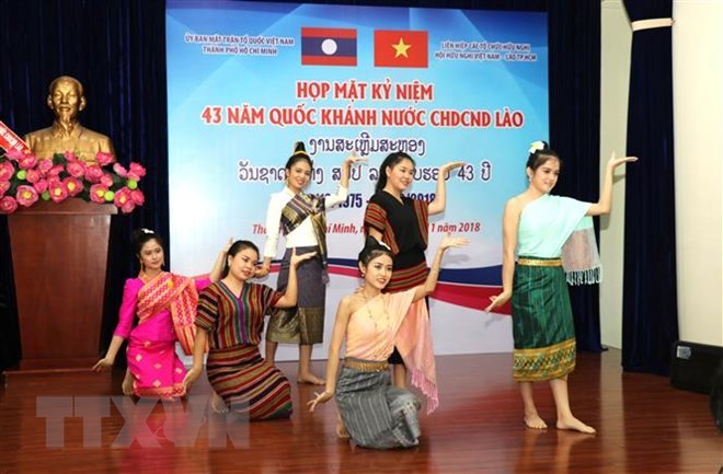 越老关系继续朝着深广、务实方向发展