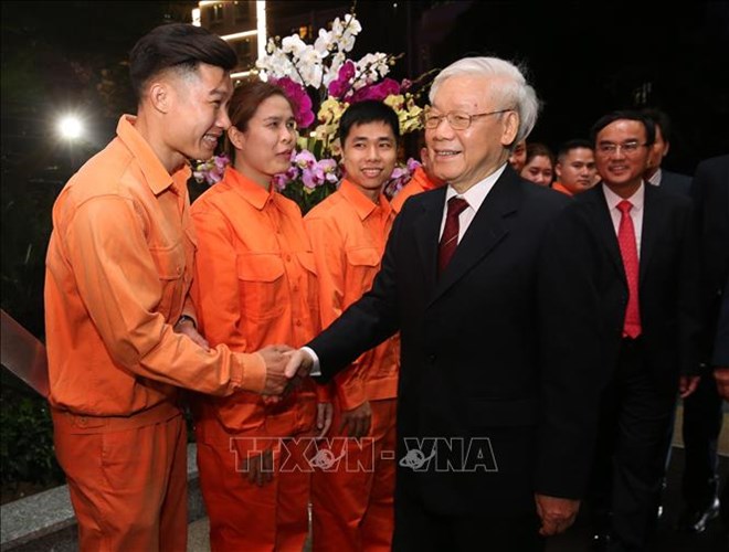越共中央总书记、国家主席阮富仲向莅临除夕值夜班的一些单位拜年