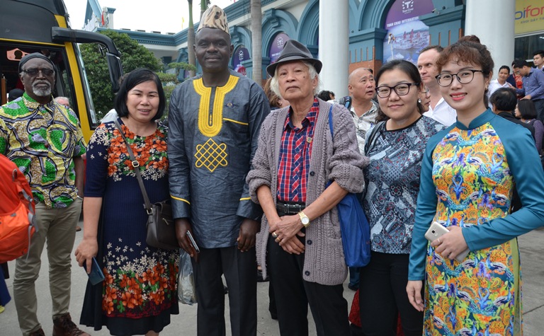 世界近200名诗人和作家参加下龙国际诗歌晚会