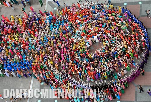 3千余人参加阮惠步行街奥黛游行活动