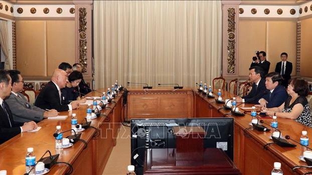 胡志明市领导会见日本政府政治顾问饭岛勋