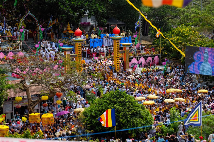 数千人参加岘港观音庙会