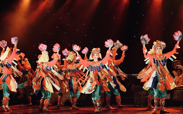 举行题为“春天的阳光”的艺术表演欢迎朝鲜领导人金正恩一行