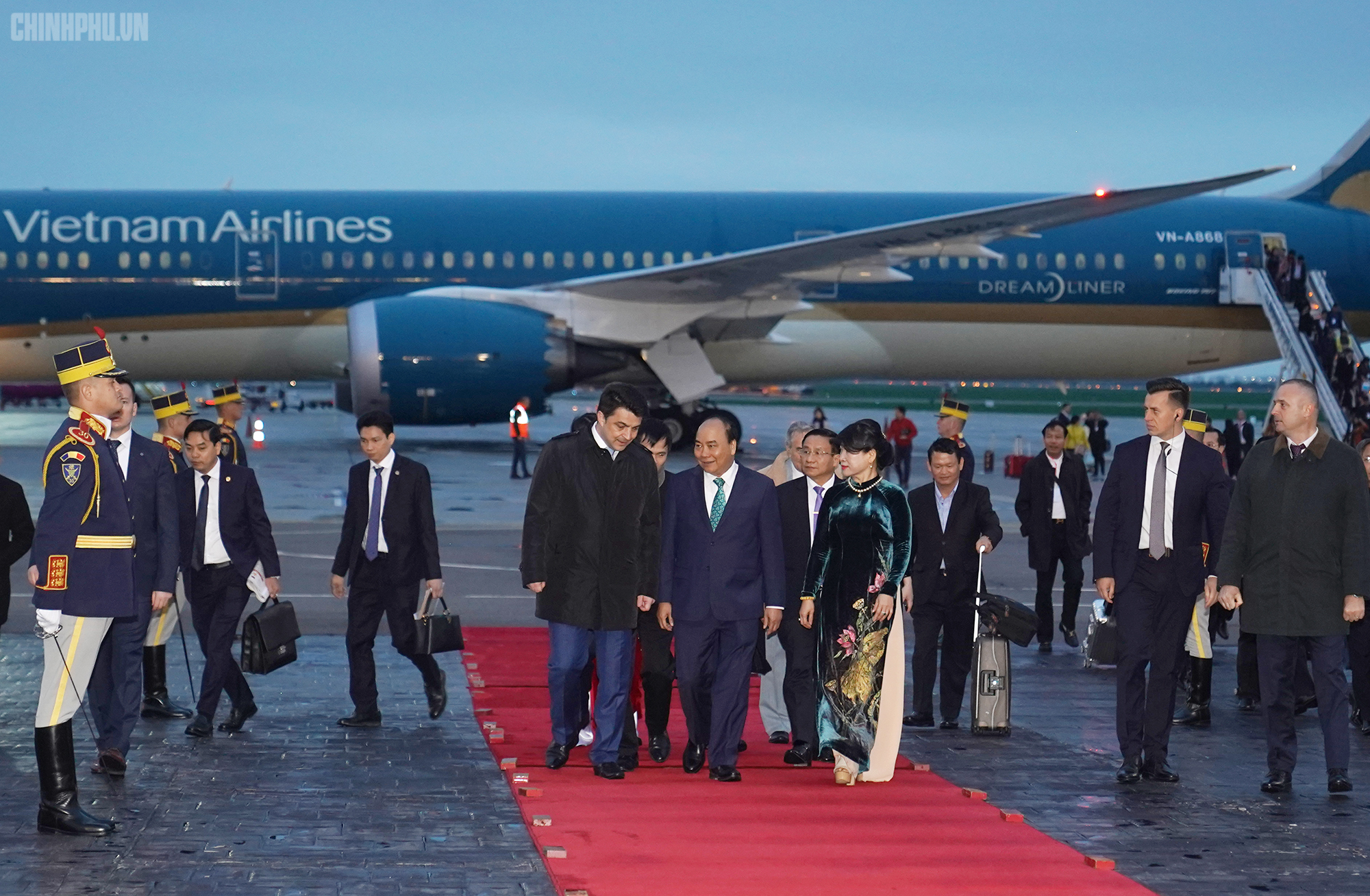 政府总理阮春福抵达布加勒斯特开始对罗马尼亚进行正式访问