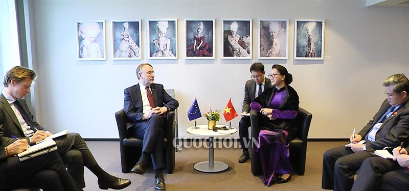 国会主席阮氏金银会见欧洲议会国际贸易委员会主席博纳德•朗耶