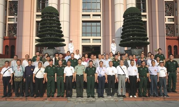中国援越老战士和烈士亲属代表团访问越南