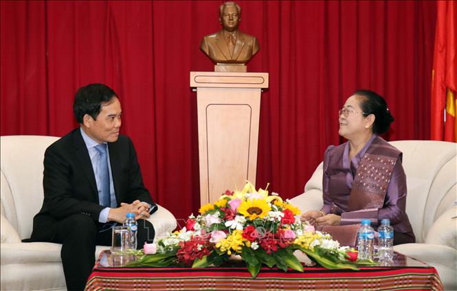 深化越老两国始终如一的关系