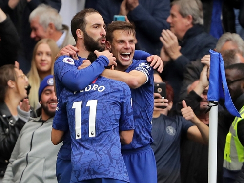 英超 切尔西3-0升至第三