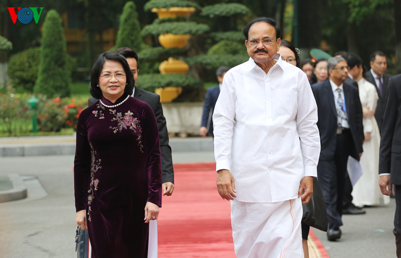 国家副主席邓氏玉盛主持印度副总统欢迎仪式