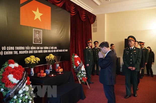 越南驻各国大使馆为原越南国家主席黎德英大将举行悼念仪式并设置吊唁簿