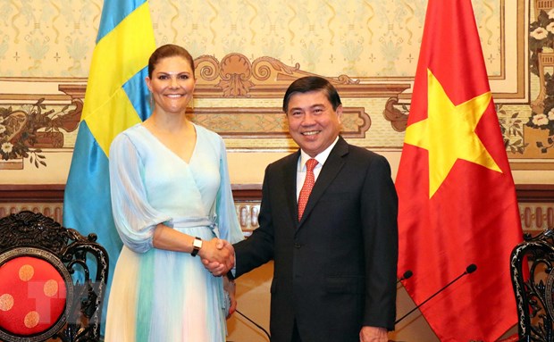 胡志明市人民委员会主席阮成峰会见瑞典女王储维多利亚