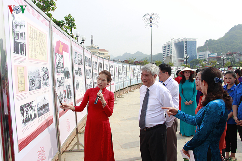 “胡伯伯与山萝省各族人民”图片展开幕
