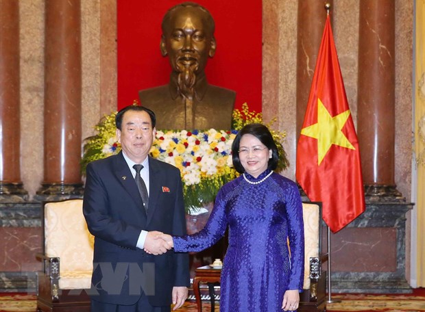 邓氏玉盛会见朝鲜中央法院代表团