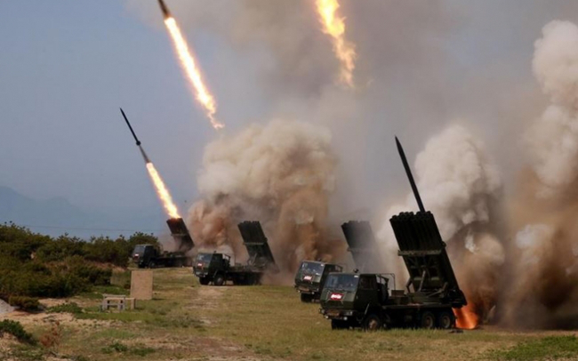 金正恩指导朝鲜军队火力打击训练