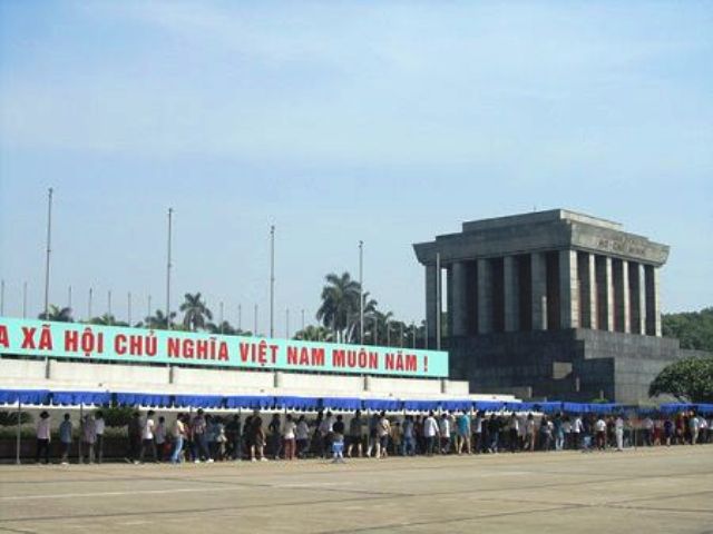 胡志明主席诞辰129周年：1万多人次拜谒胡志明主席陵