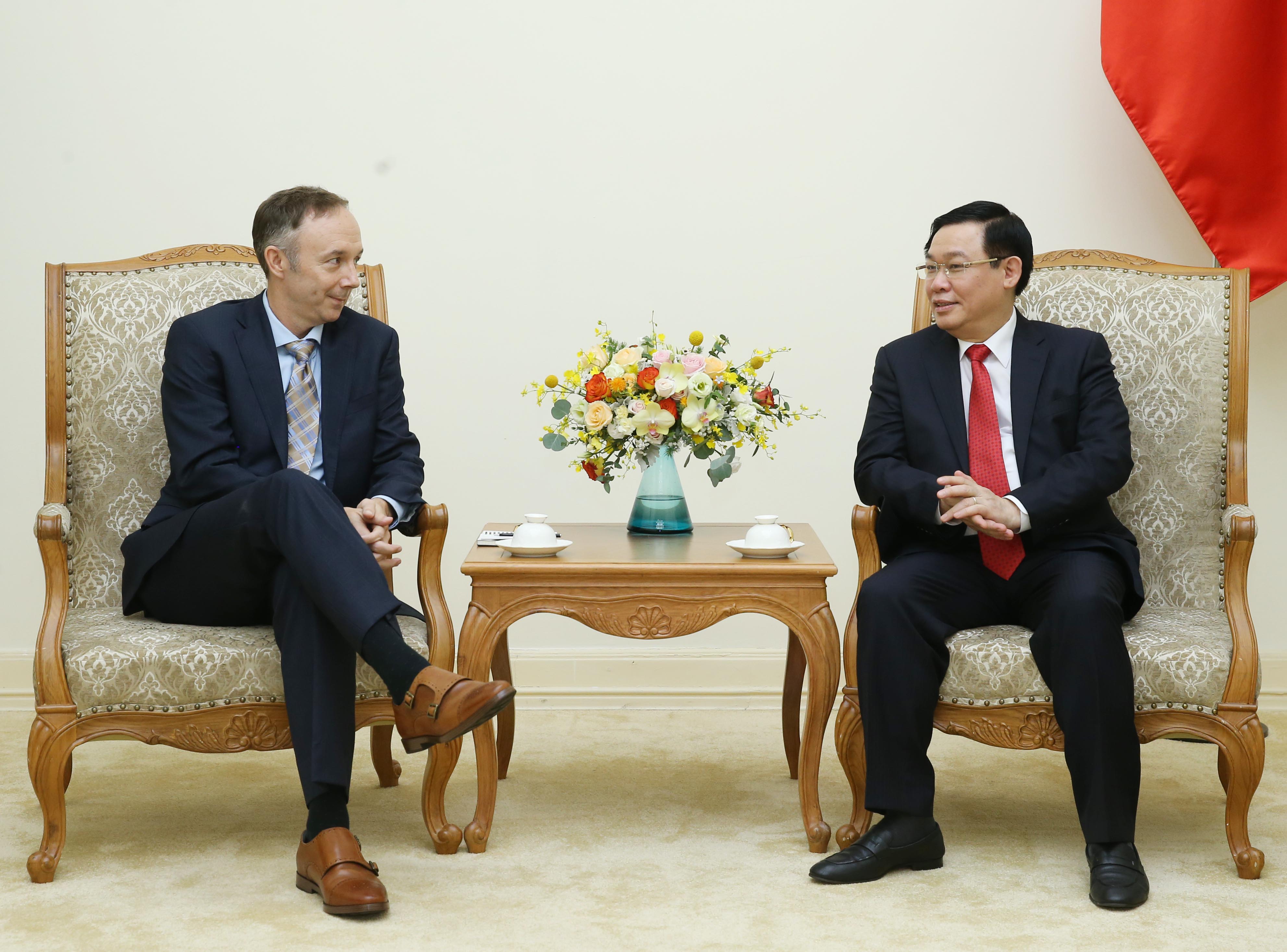 美国耐克公司副总裁称赞越南劳务质量
