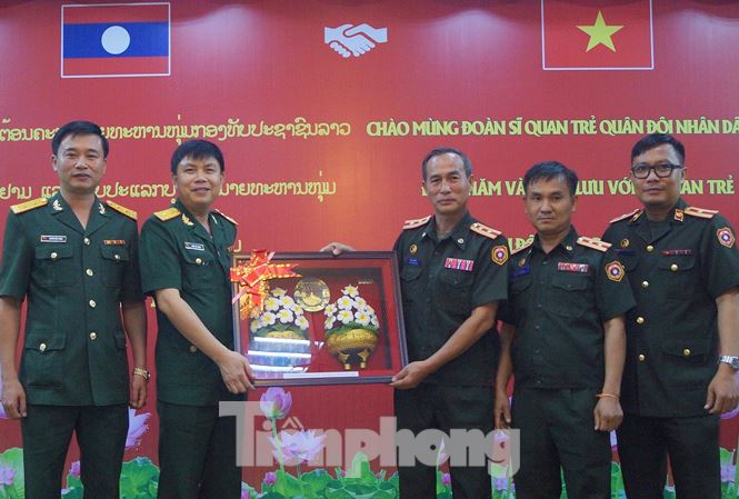 越老年轻军官在河内进行座谈