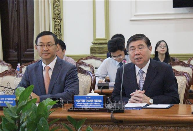 胡志明市人民委员会主席阮成峰与欧盟驻越代表团团长布鲁诺•安格勒座谈