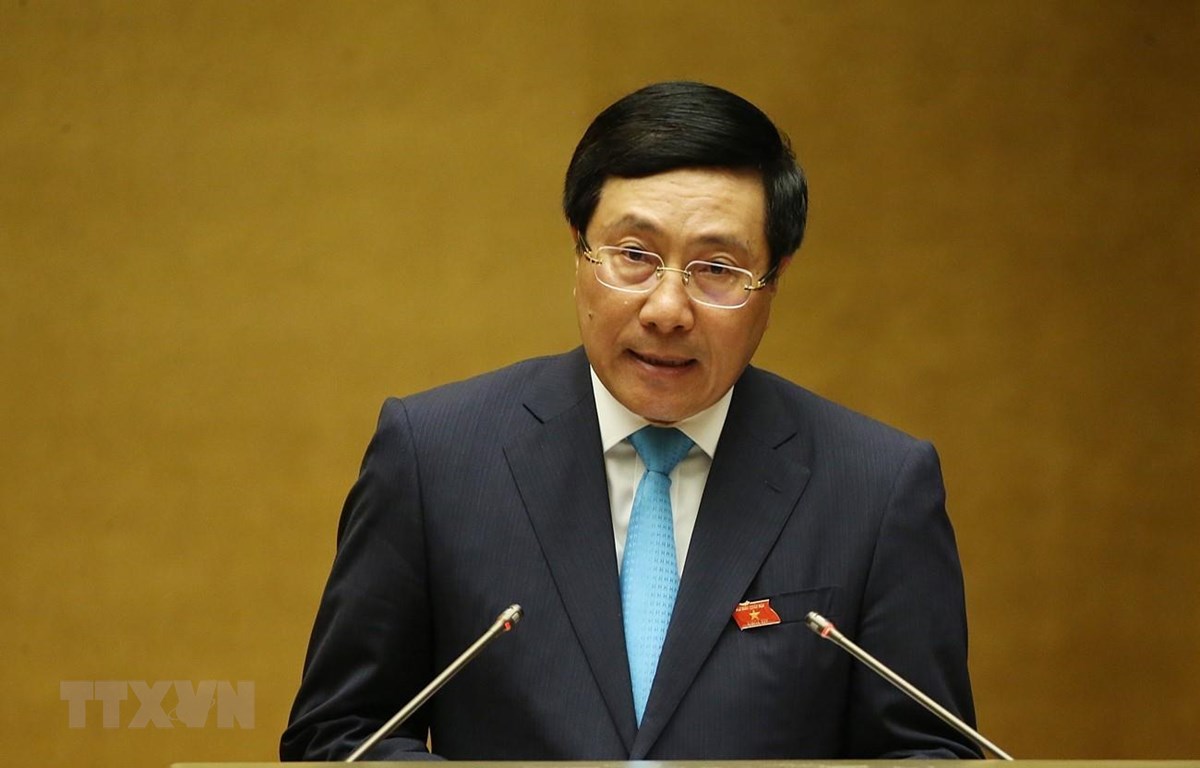 政府副总理范平明接受国会代表的质询