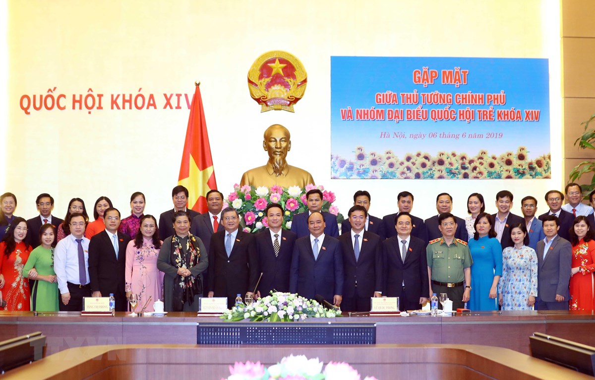 越南政府总理阮春福会见年轻国会代表