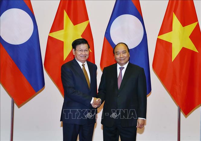 阮春福总理会见老挝总理通伦•西苏里