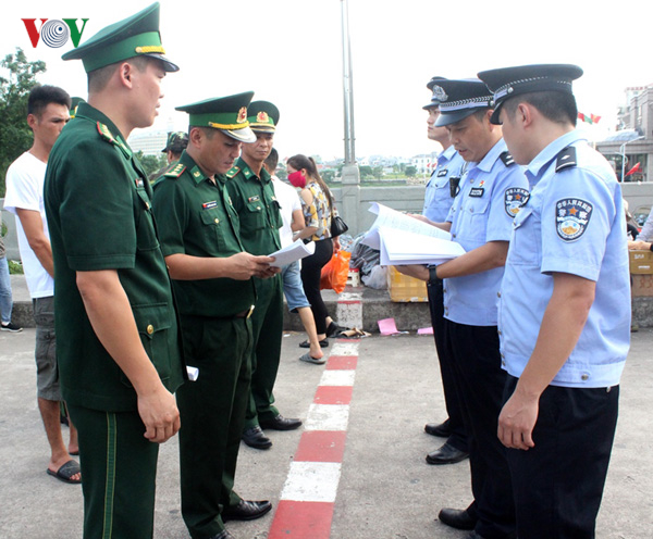 越南向中方移交在越南海域遇险获救的中国渔民