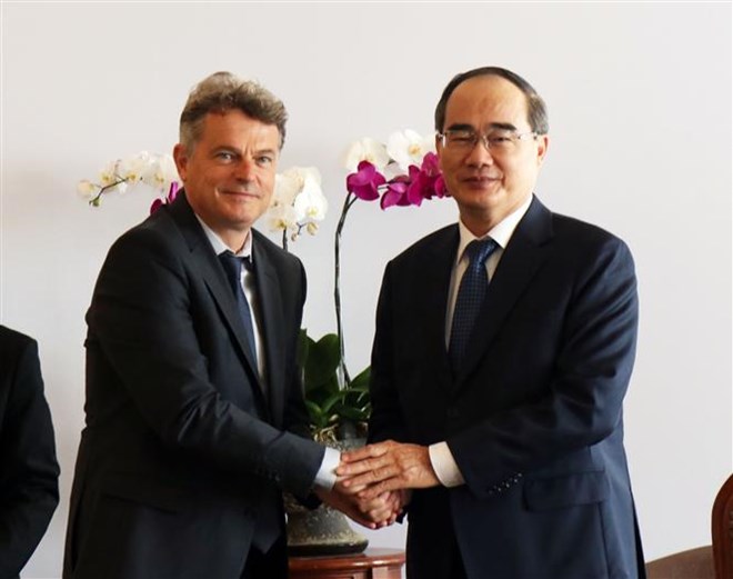 胡志明市市委书记会见法国共产党全民书记