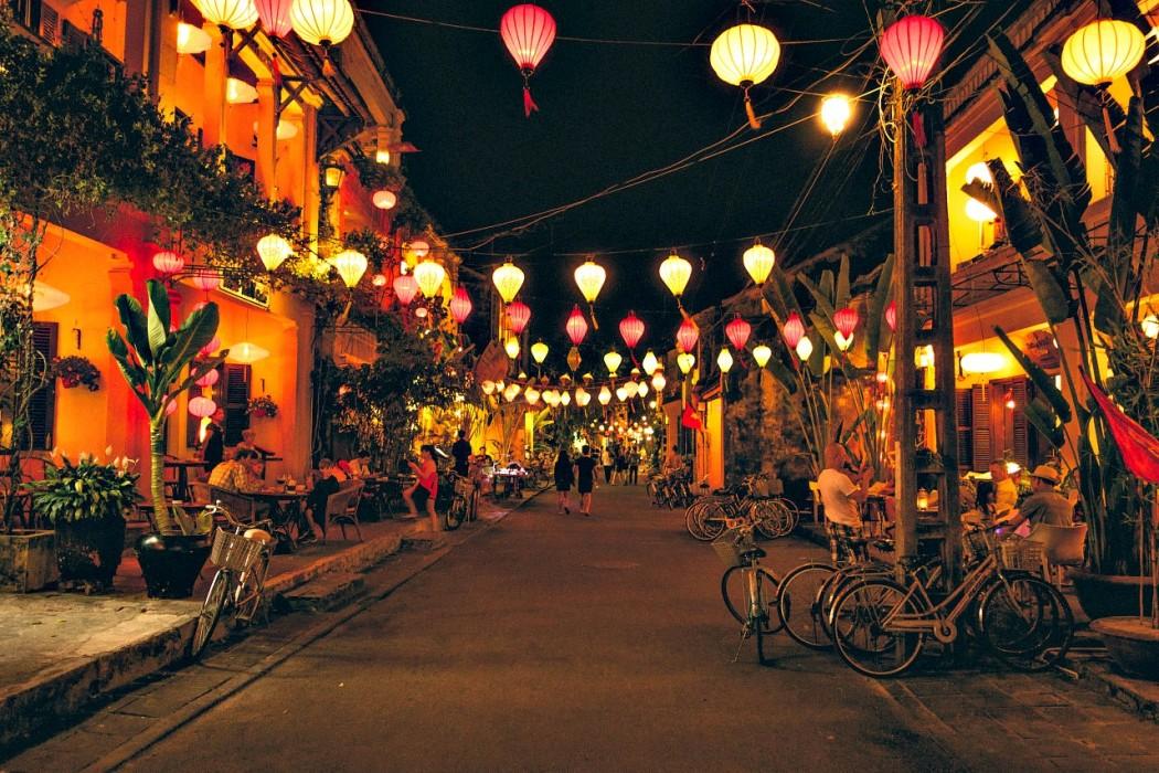 越侨青年和大学生参观广南省会安市