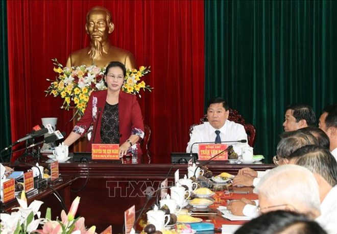 国会主席阮氏金银与永隆省骨干干部举行座谈会