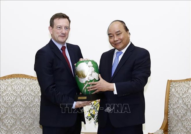 阮春福总理会见法国和德国驻越大使